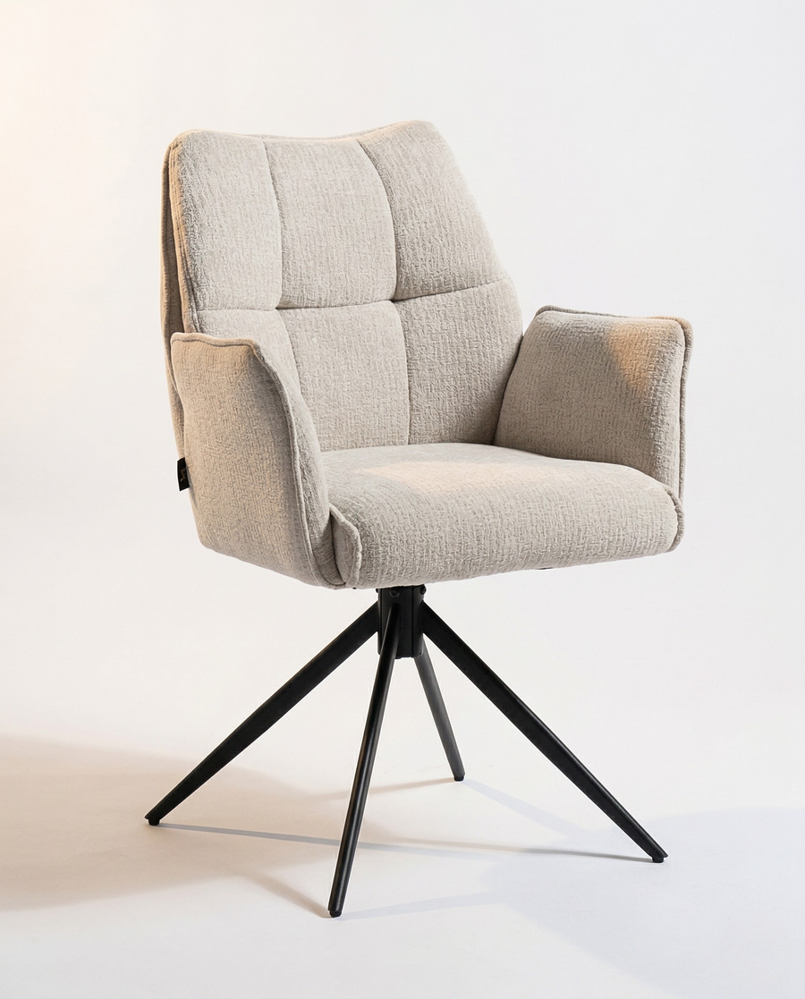 Gestoffeerde draaibare eetkamerstoel met beige chenille bekleding, armleuningen en zwart metalen spinpoot.