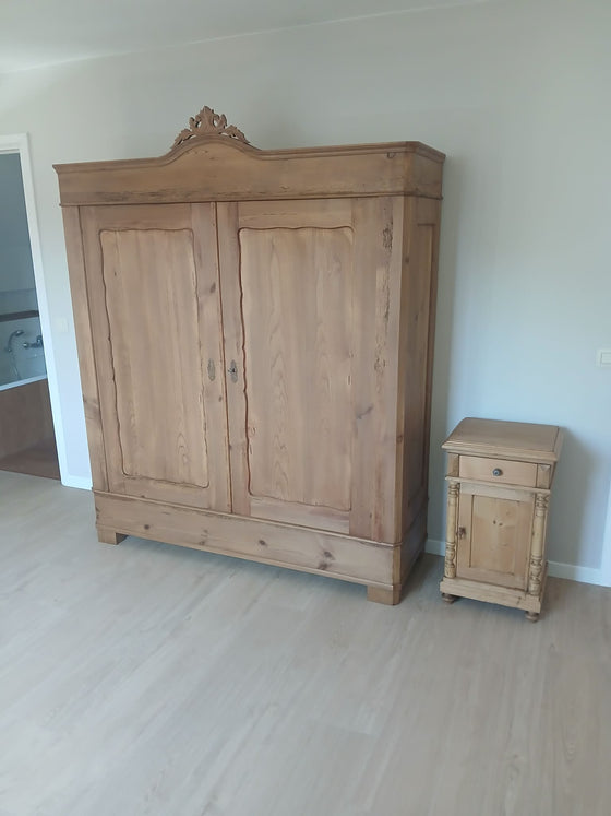 Antieke old pine kleerkasten, geleverd in Tervuren