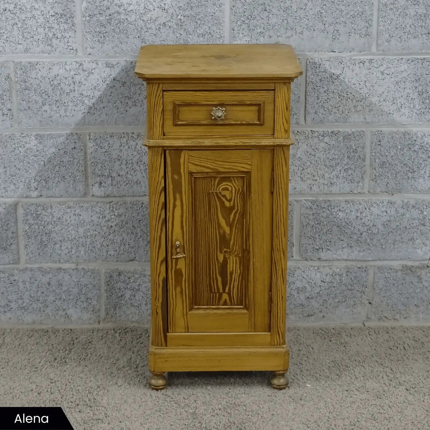 Antiek grenen nachtkastje(s) - Larix - Meubelen.be