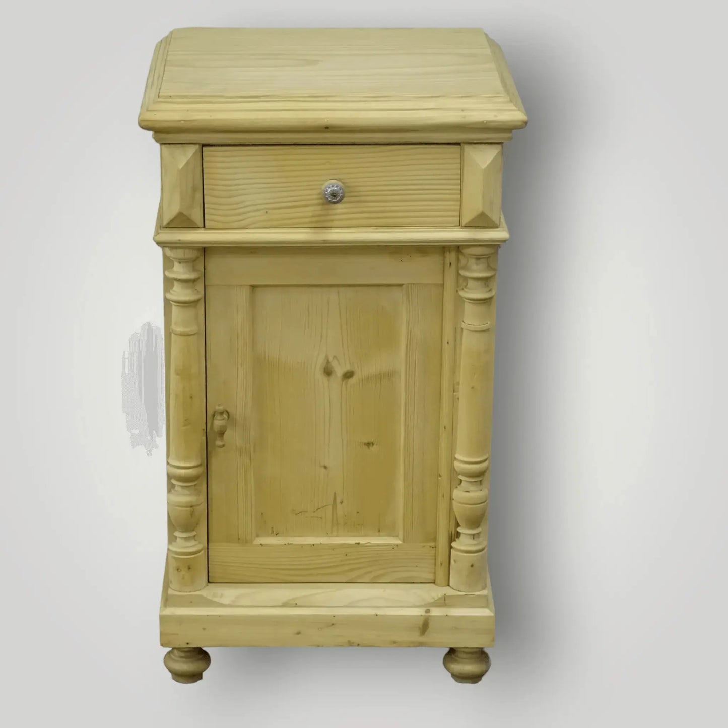 Antiek grenen nachtkastje(s) - Larix - Meubelen.be