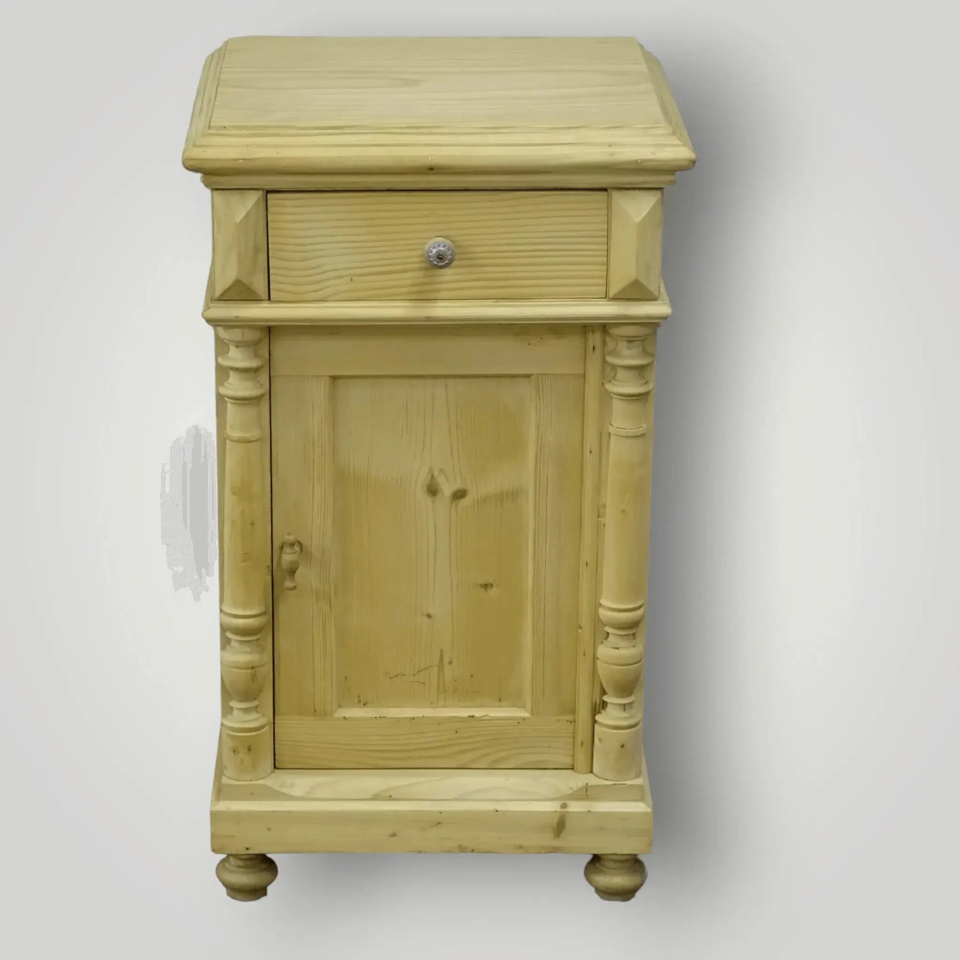 Antiek grenen nachtkastje(s) - Larix - Meubelen.be