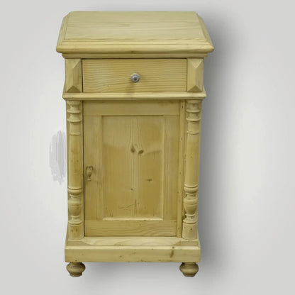 Antiek grenen nachtkastje(s) - Larix - Meubelen.be