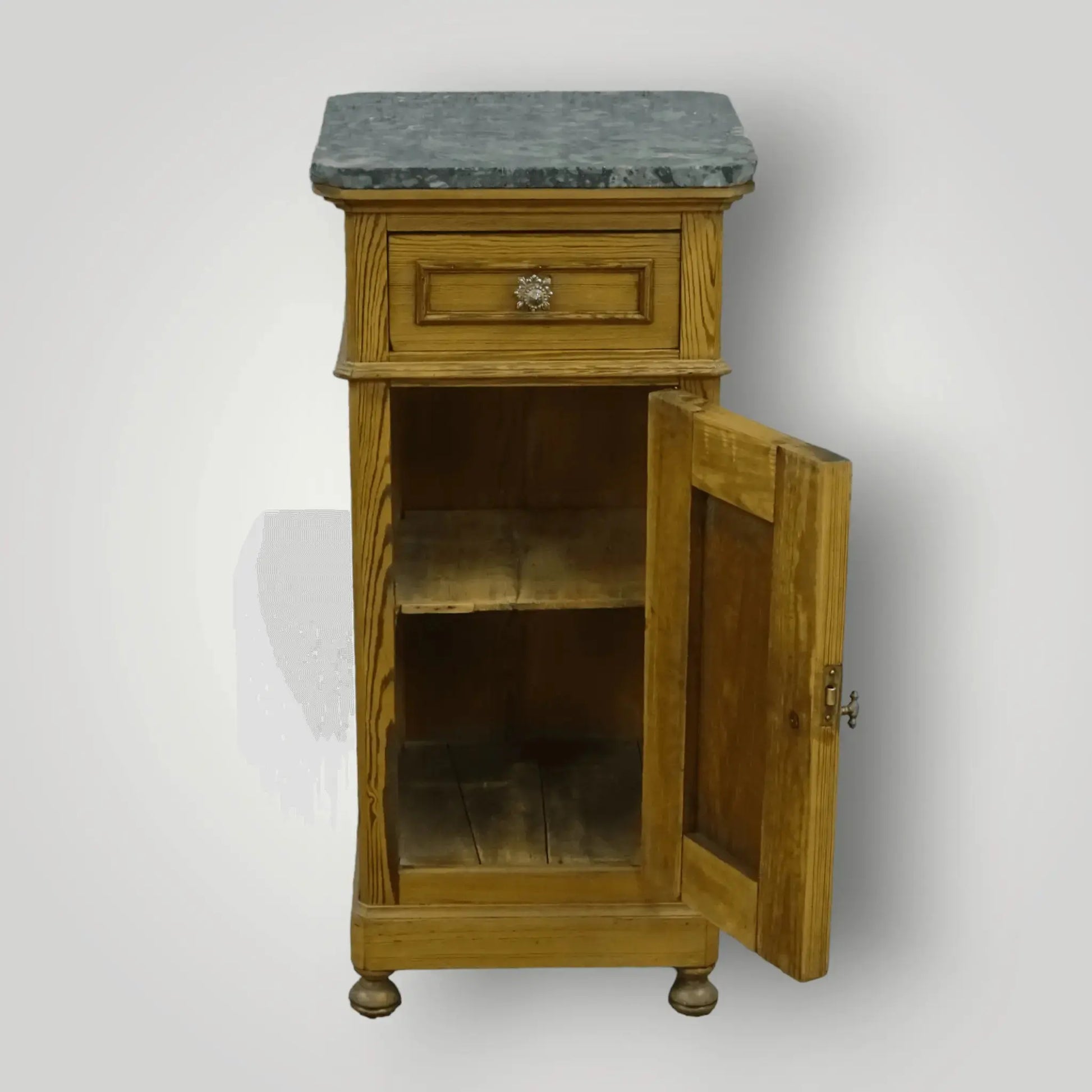 Antiek grenen nachtkastje(s) - Larix - Meubelen.be