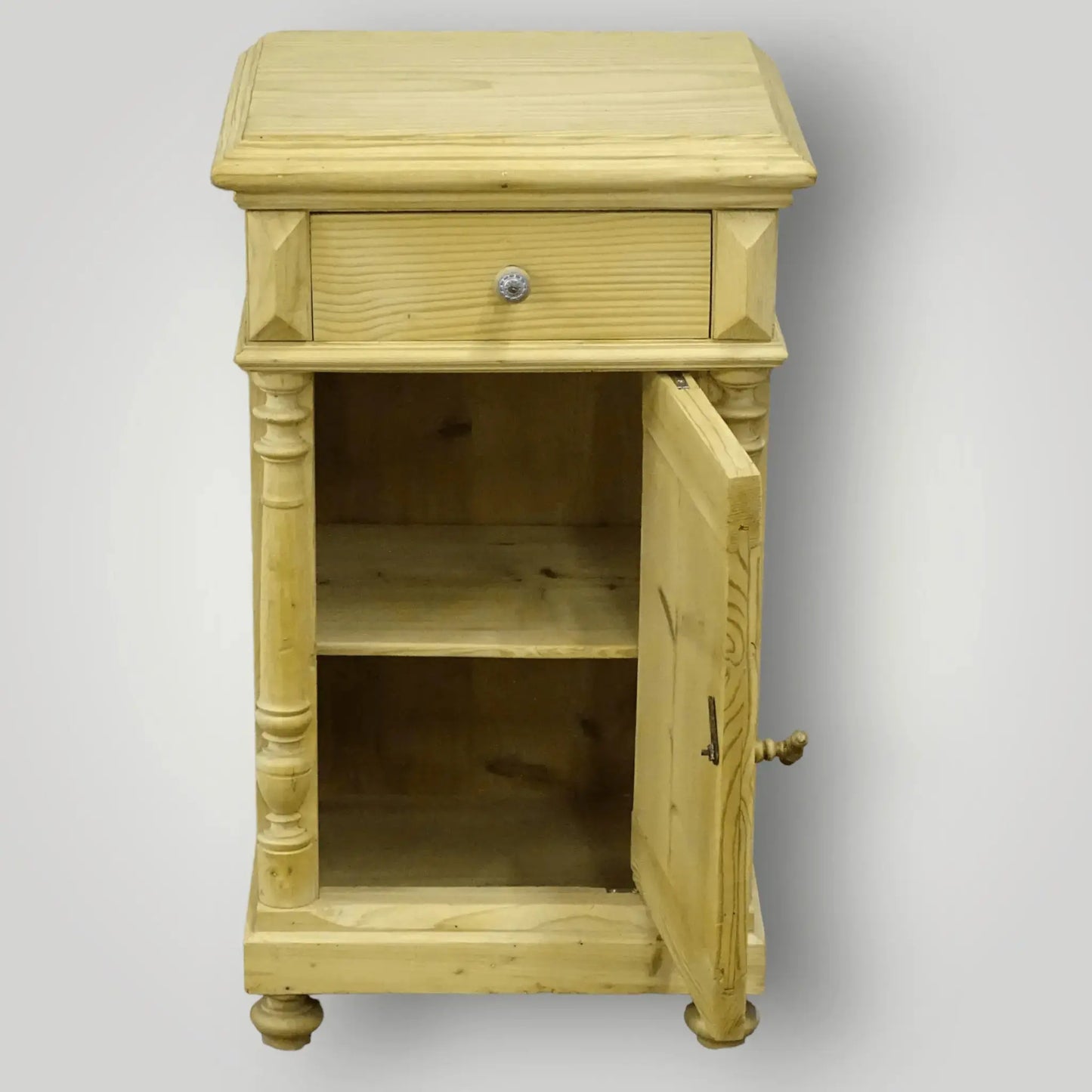 Antiek grenen nachtkastje(s) - Larix - Meubelen.be