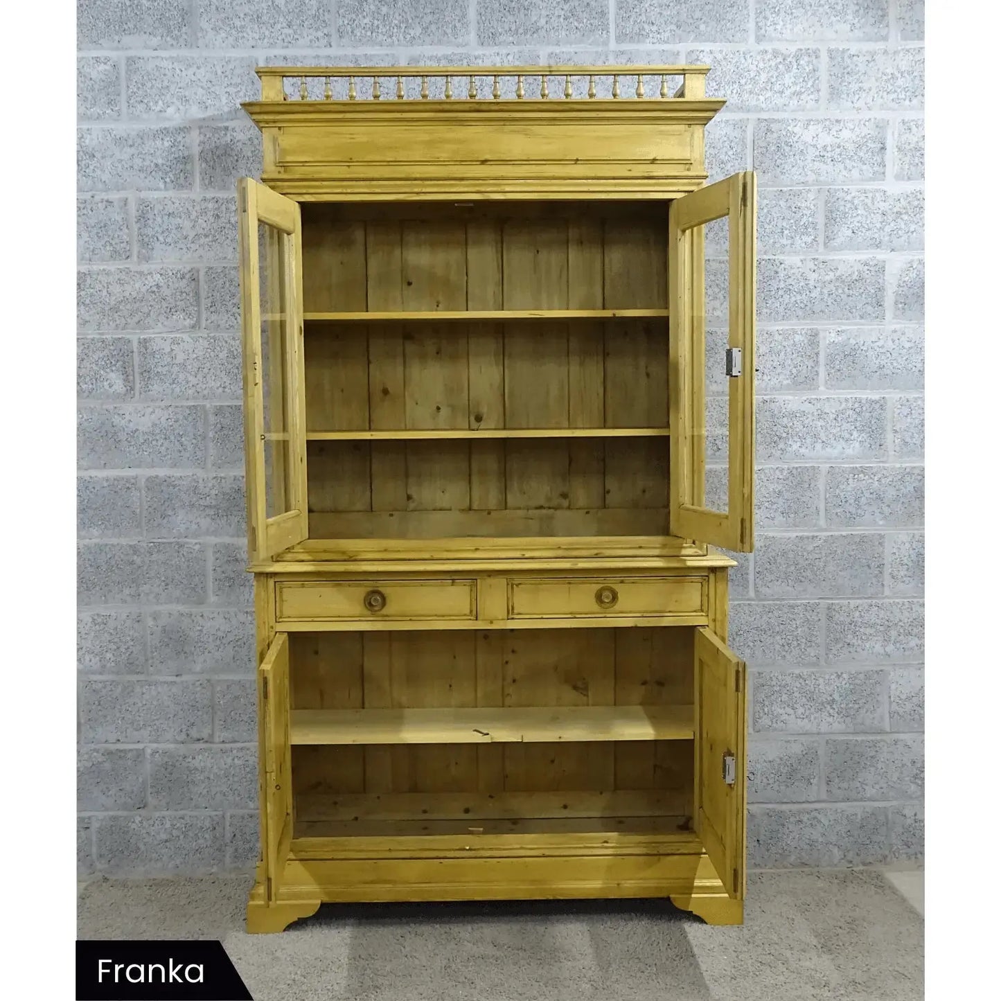 Antieke grenen vitrinekast(en) - Larix - Meubelen.be