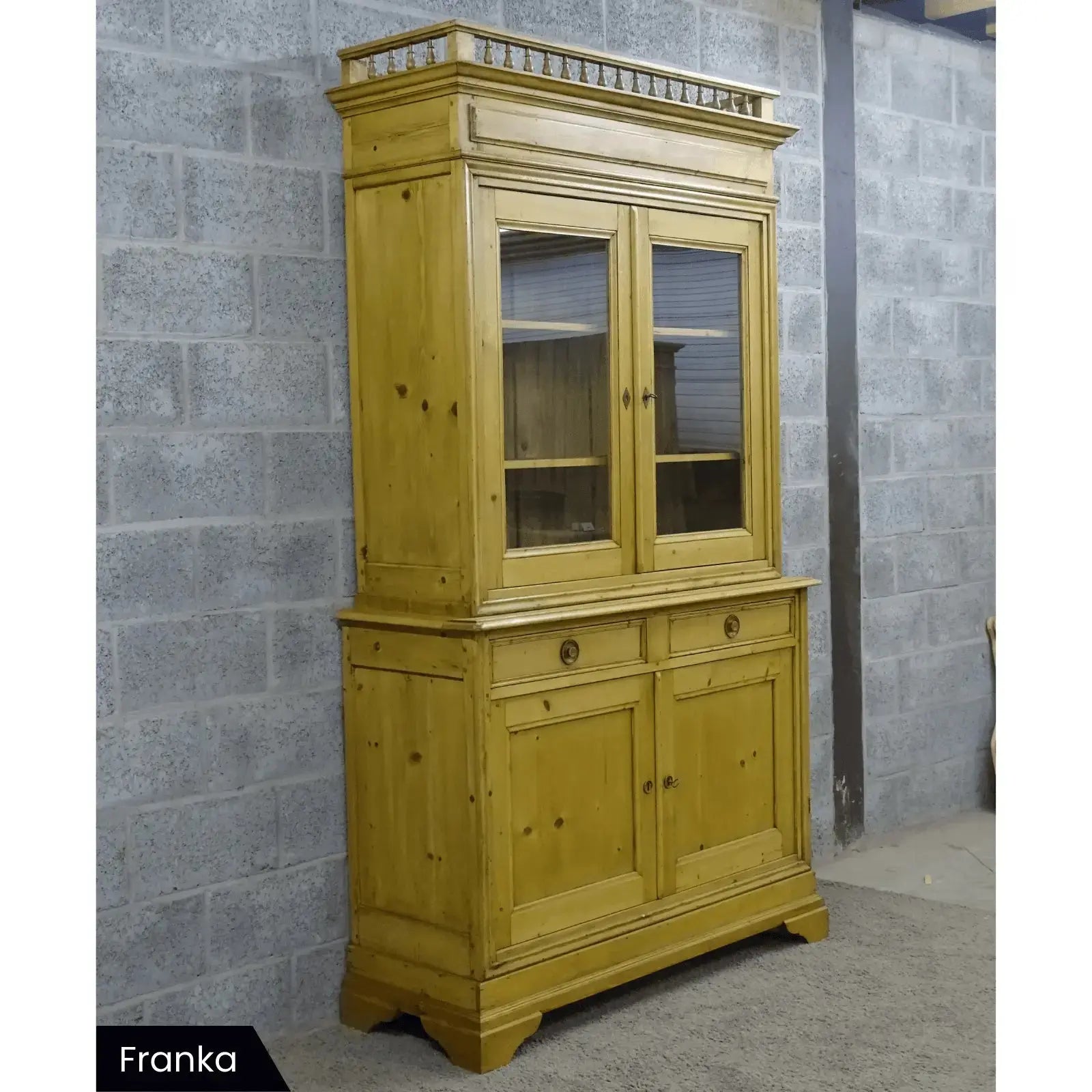 Antieke grenen vitrinekast(en) - Larix - Meubelen.be