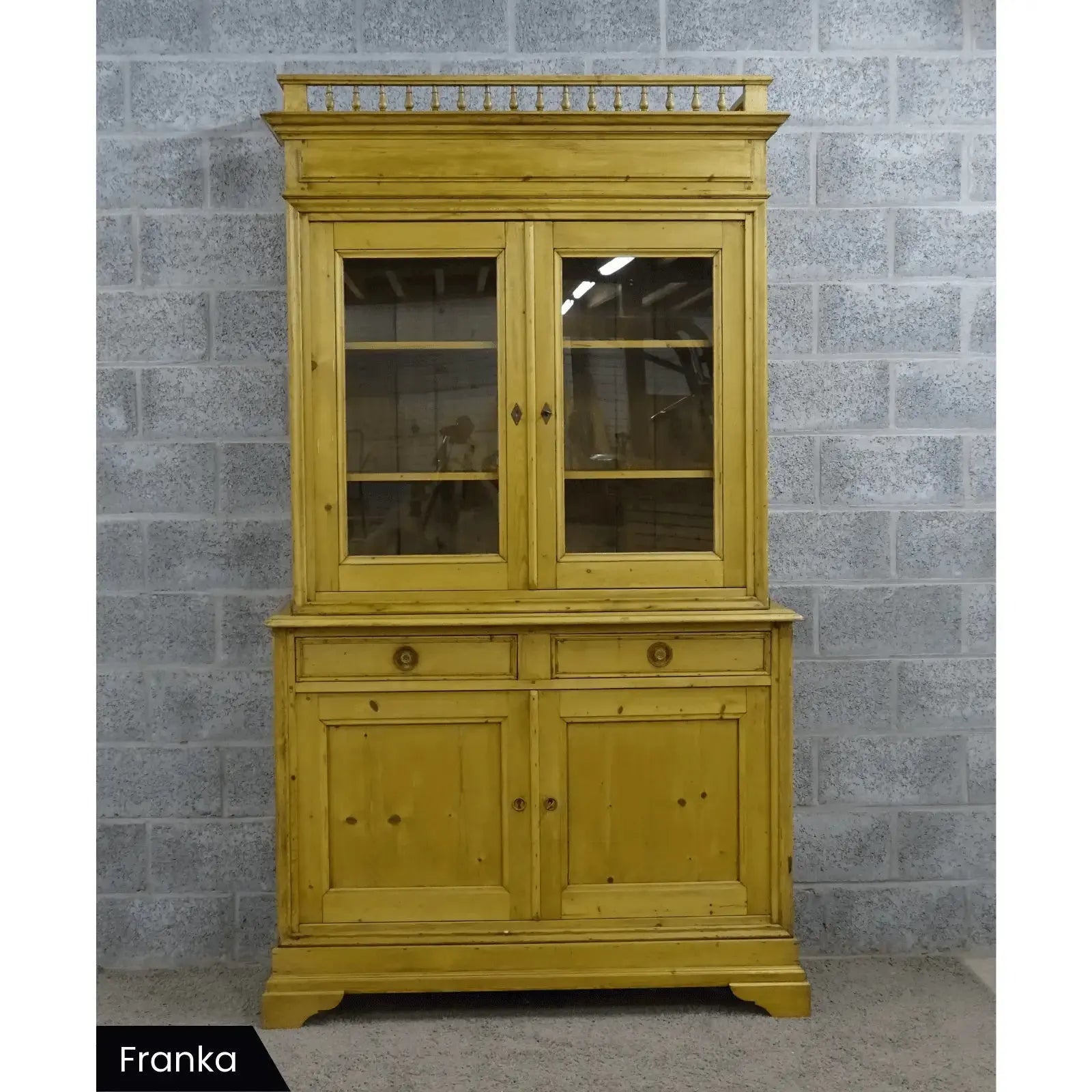 Antieke grenen vitrinekast(en) - Larix - Meubelen.be