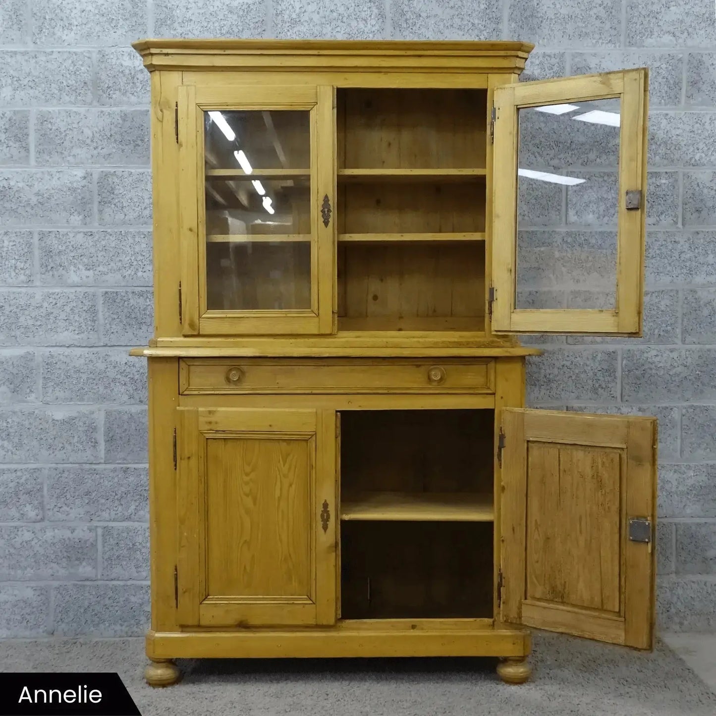 Antieke grenen vitrinekast(en) - Larix - Meubelen.be