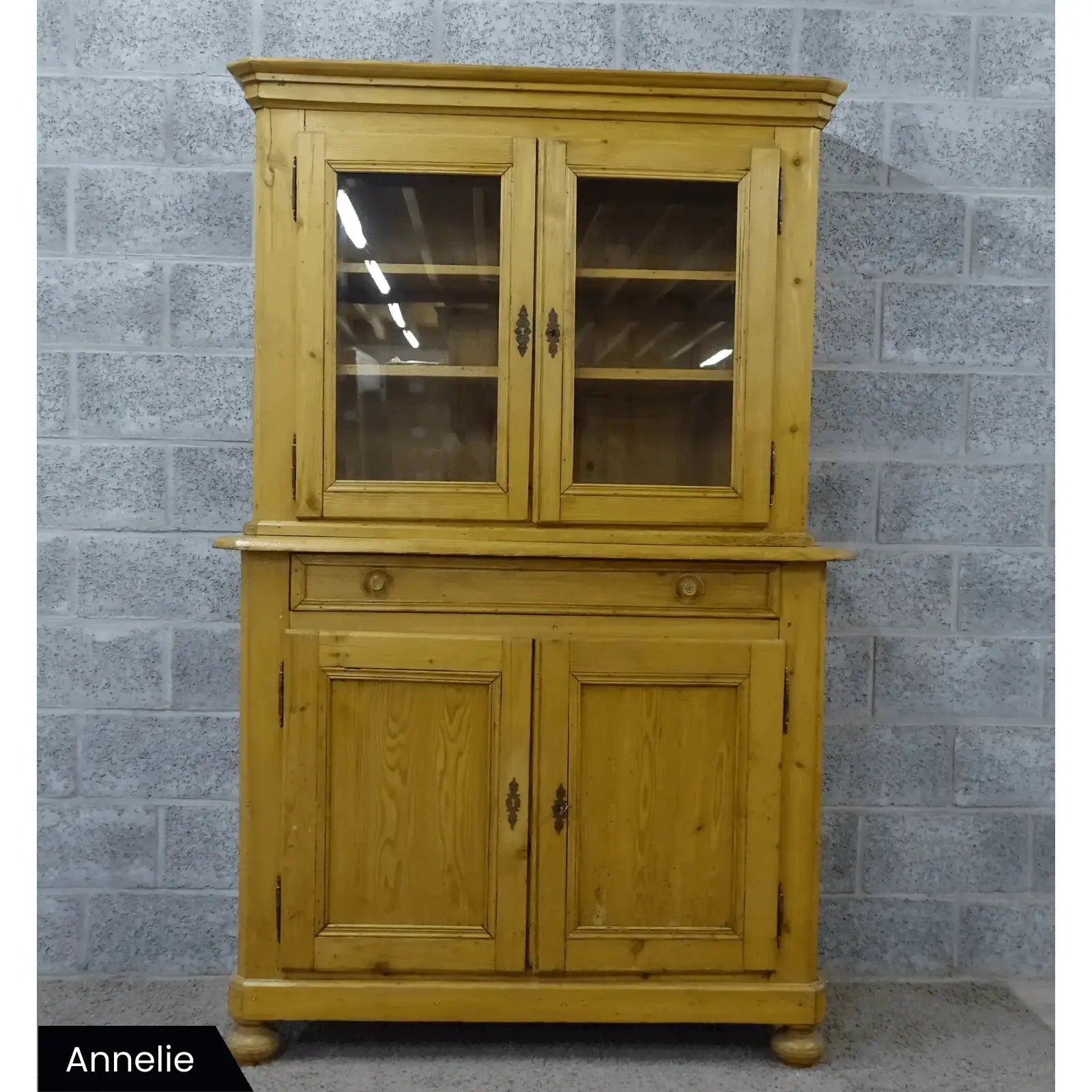 Antieke grenen vitrinekast(en) - Larix - Meubelen.be