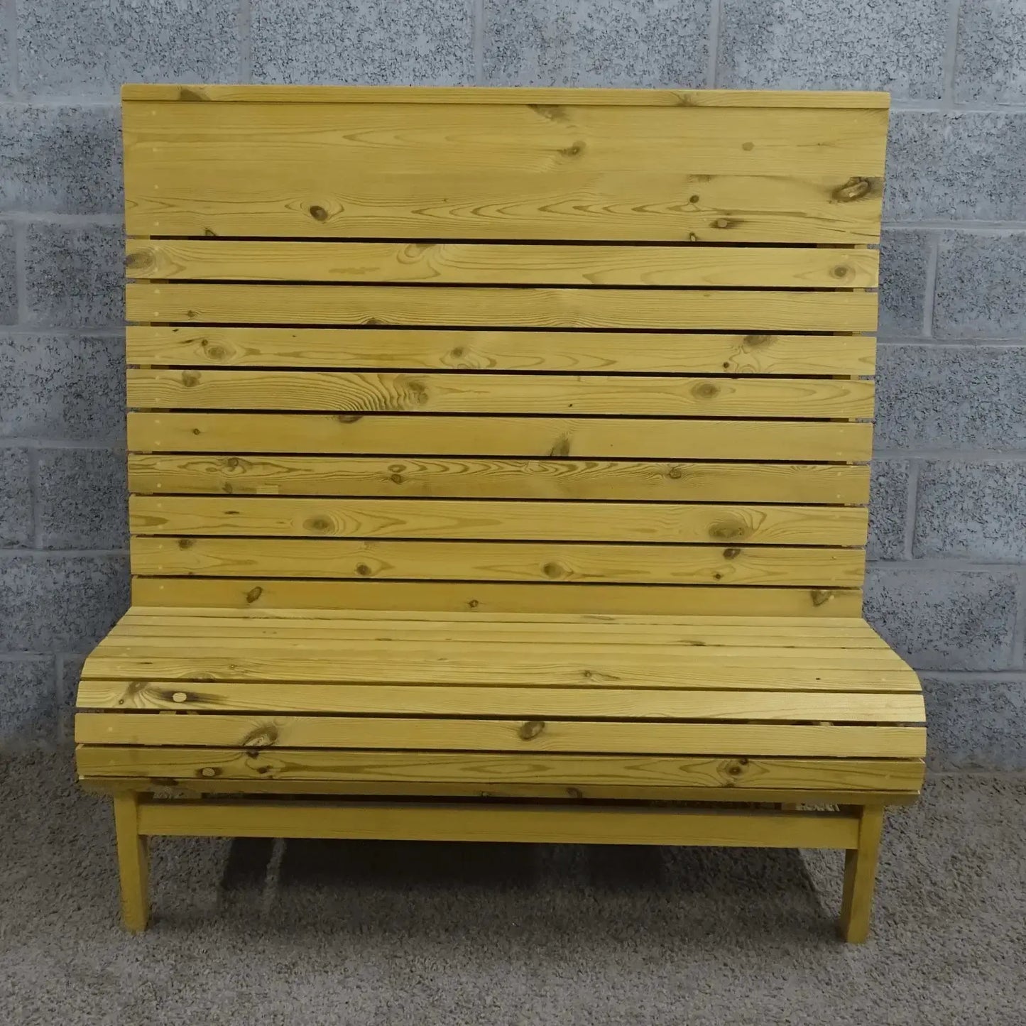 Houten treinbanken ook op maat verkrijgbaar - Larix - Meubelen.be