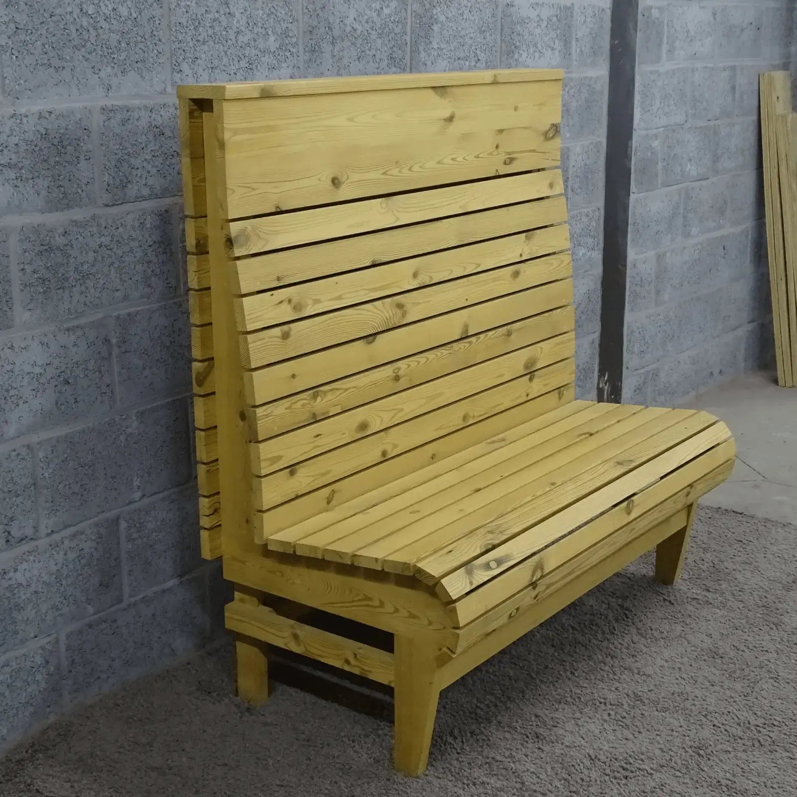 Houten treinbanken ook op maat verkrijgbaar - Larix - Meubelen.be