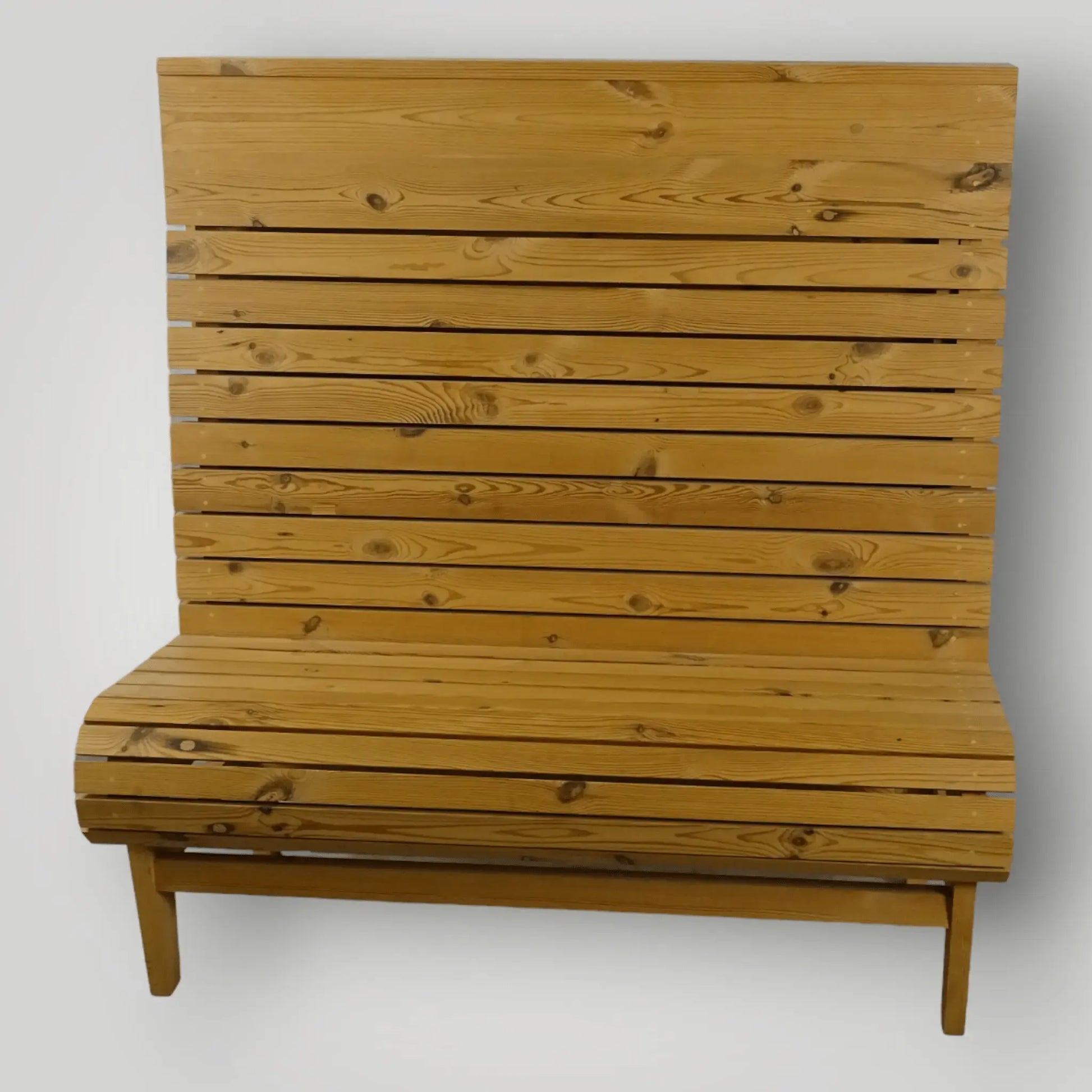 Houten treinbanken ook op maat verkrijgbaar - Larix - Meubelen.be