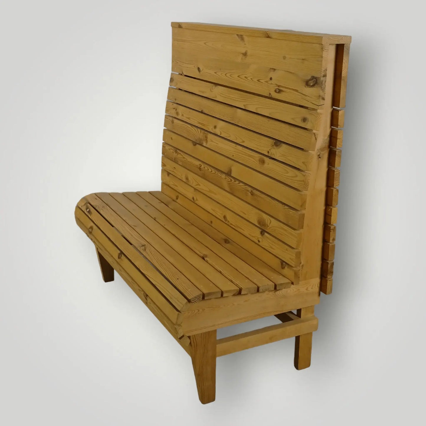 Houten treinbanken ook op maat verkrijgbaar - Larix - Meubelen.be