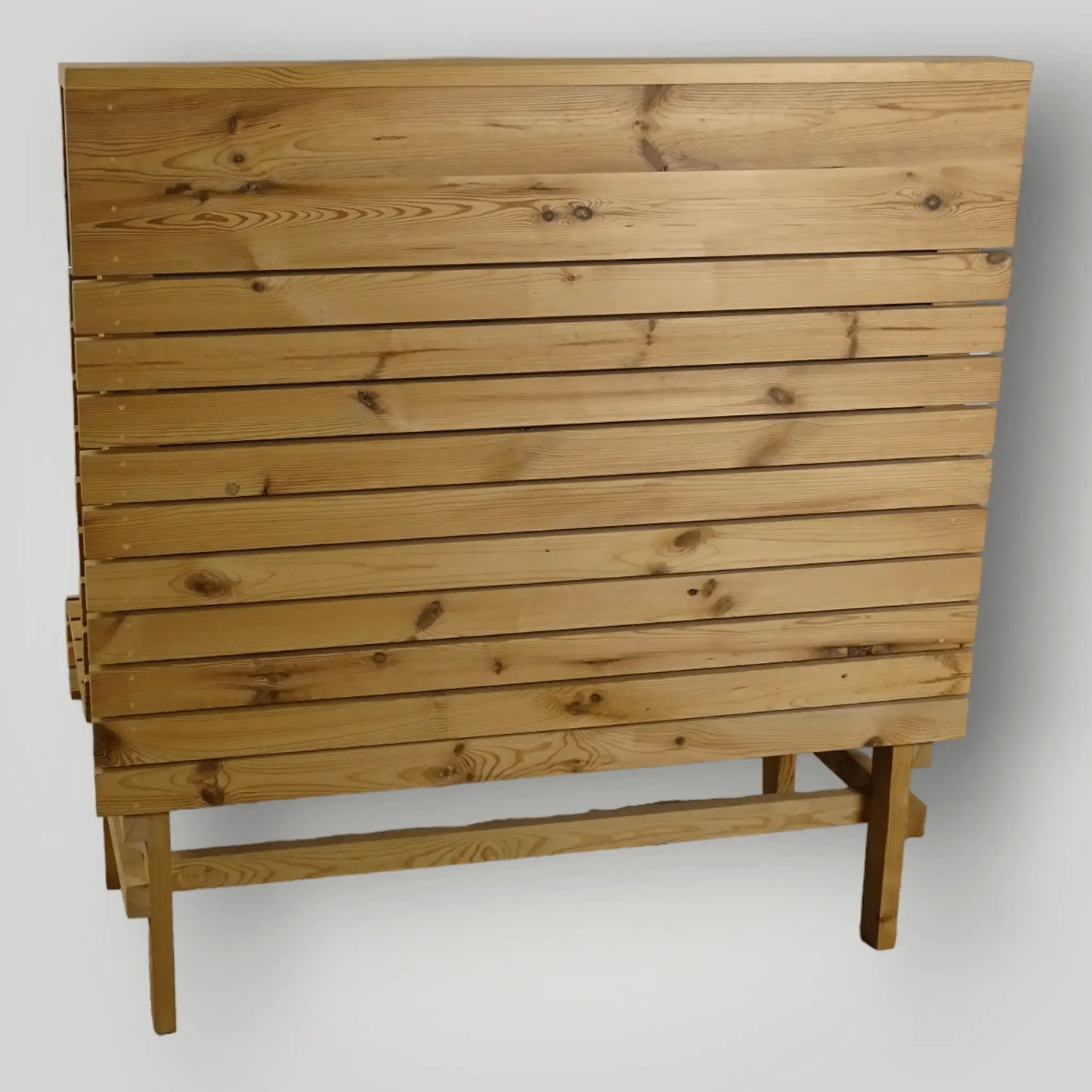 Houten treinbanken ook op maat verkrijgbaar - Larix - Meubelen.be