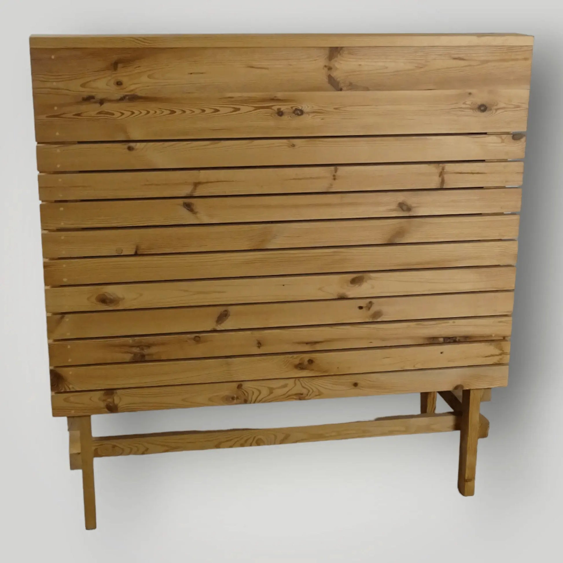 Houten treinbanken ook op maat verkrijgbaar - Larix - Meubelen.be