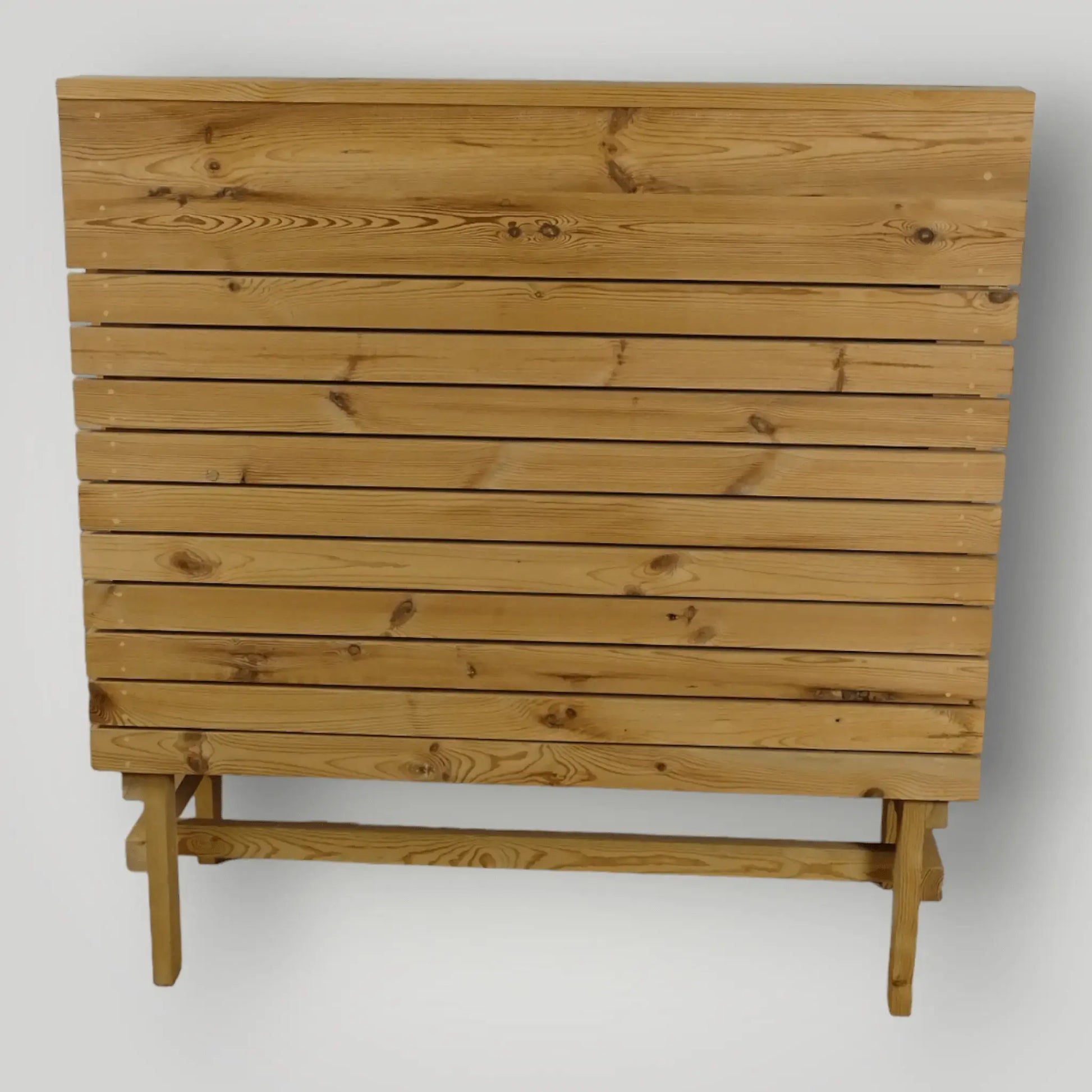 Houten treinbanken ook op maat verkrijgbaar - Larix - Meubelen.be