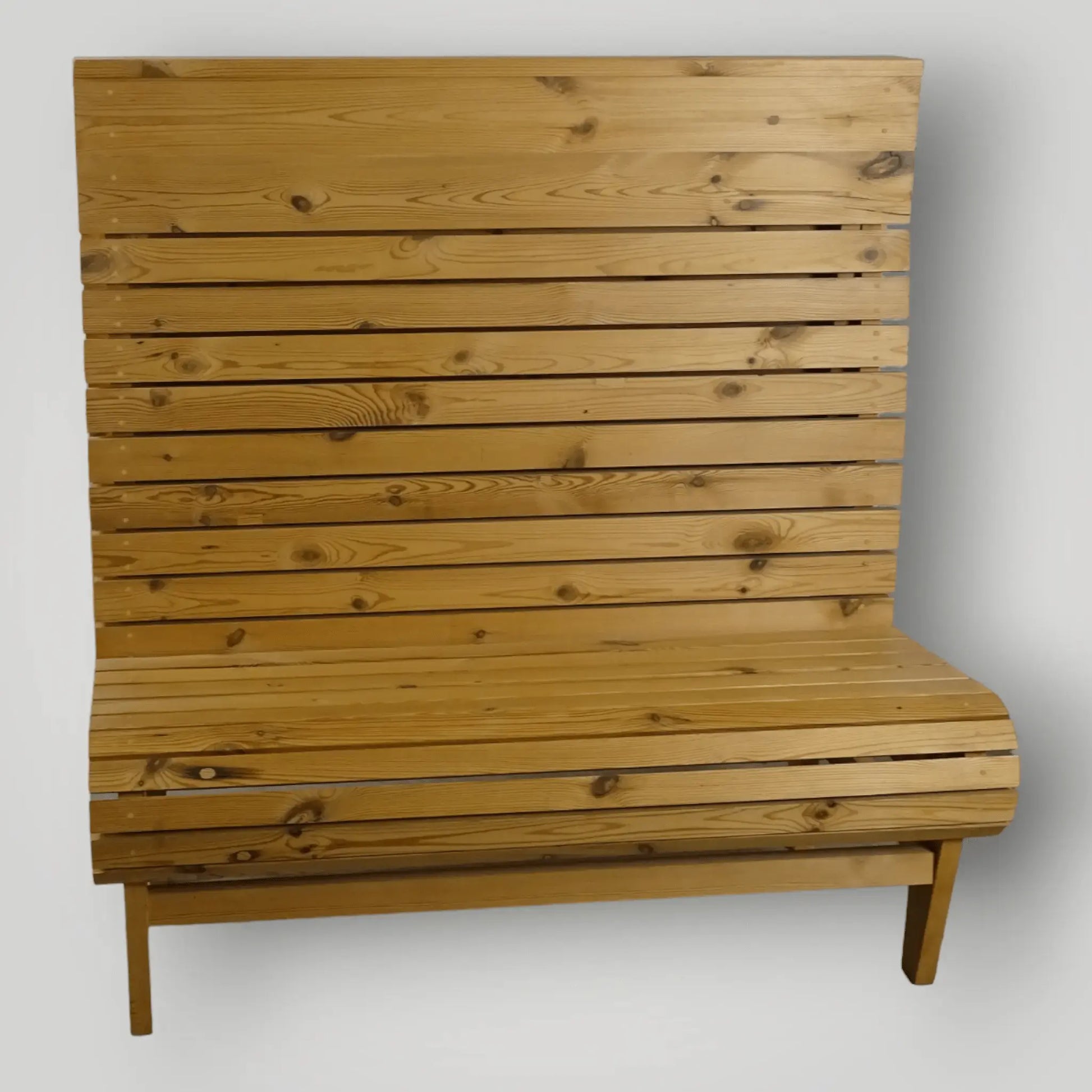 Houten treinbanken ook op maat verkrijgbaar - Larix - Meubelen.be