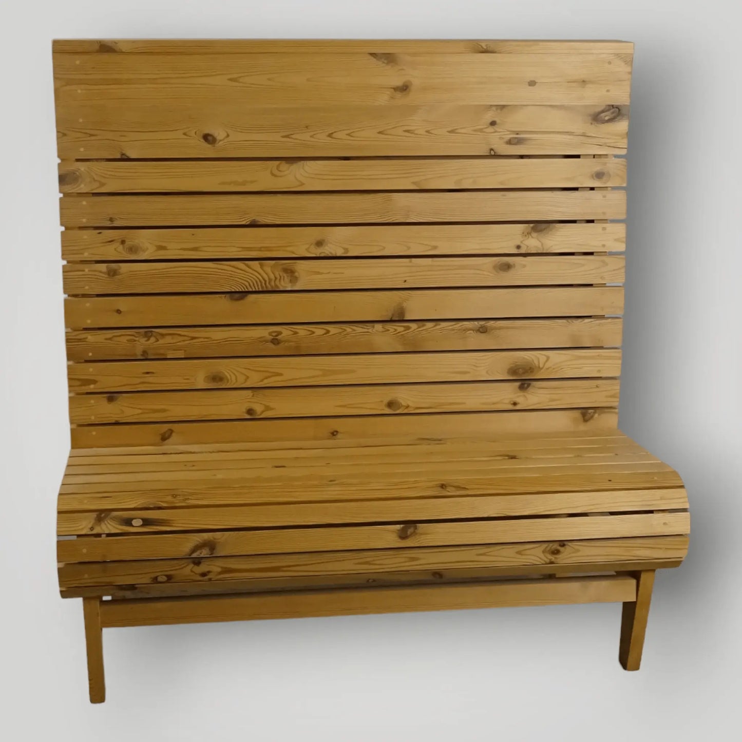 Houten treinbanken ook op maat verkrijgbaar - Larix - Meubelen.be