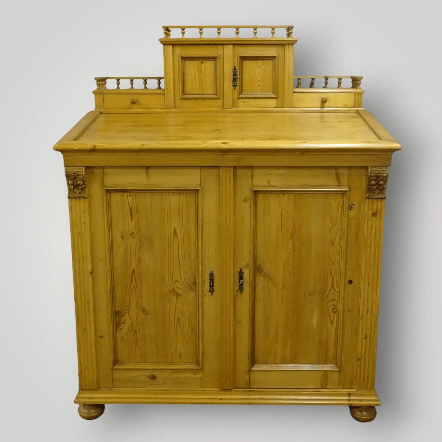 Old pine Sta bureau - Larix - Meubelen.be