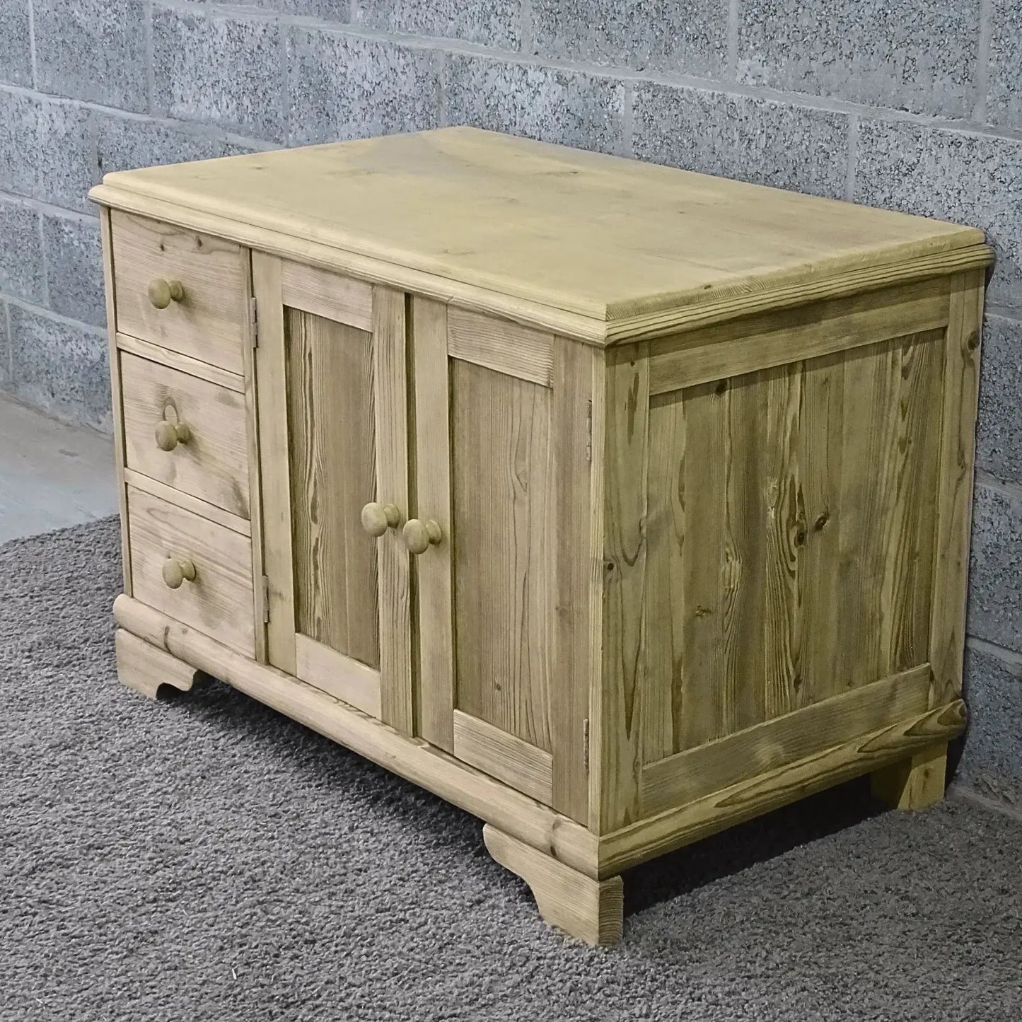 Old pine dressoirs - Larix - Meubelen.be