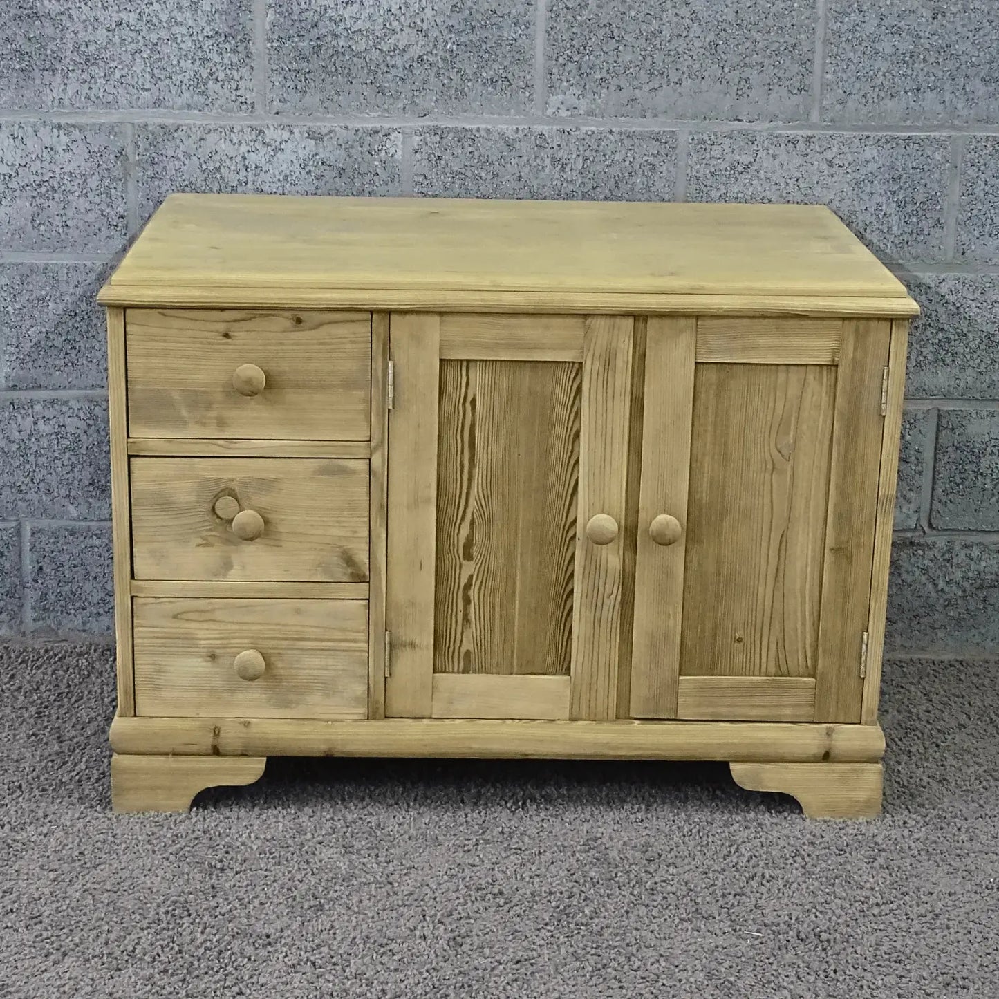 Old pine dressoirs - Larix - Meubelen.be