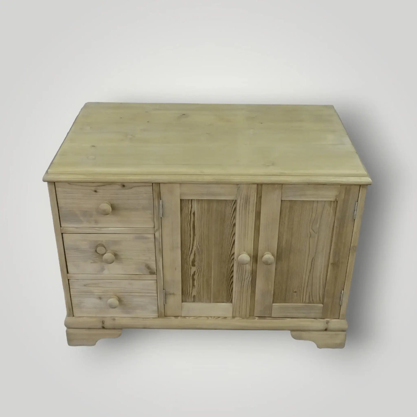 Old pine dressoirs - Larix - Meubelen.be