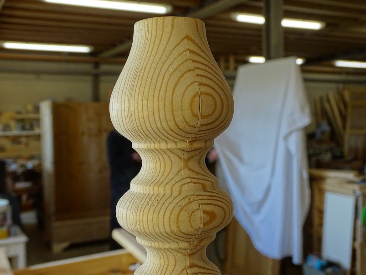 Draaiwerk van een grenen tafelpoot voor een tafel op maat
